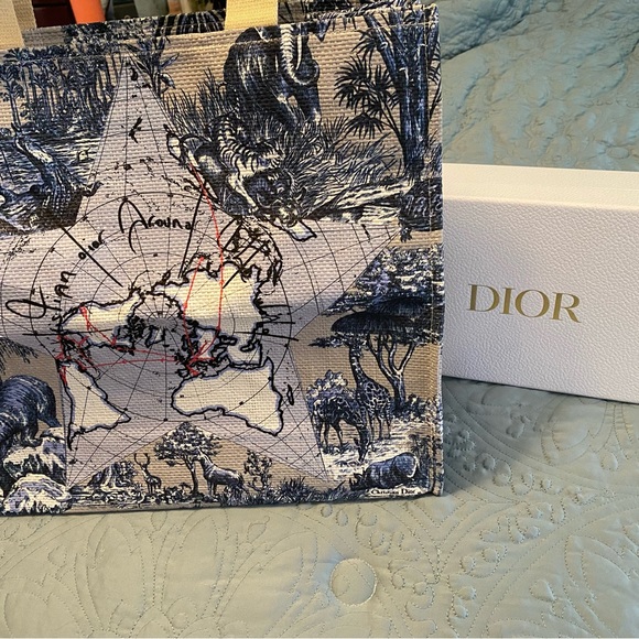 Limited Edition Dior “Around the World” tote book bag New (beauty dept) - Picture 2 of 12